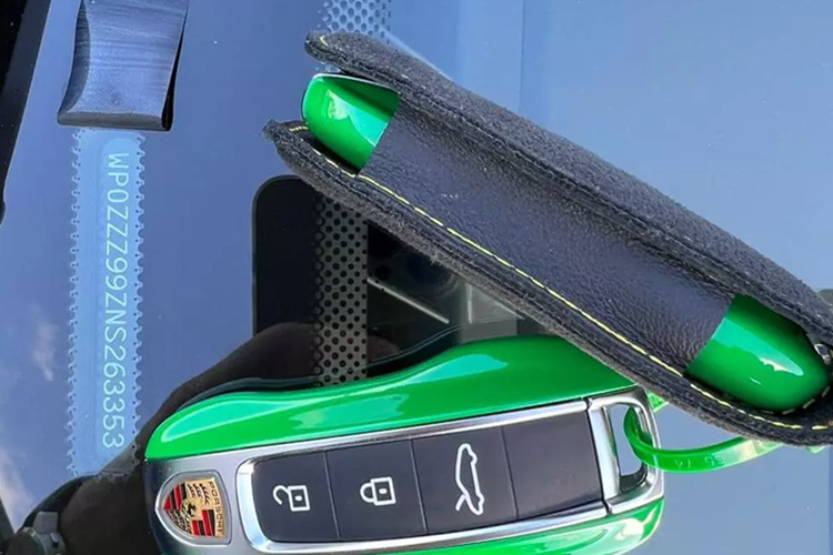 Porsche 911 GT3 992 có hốc gió trung tâm khá rộng trên đầu xe, trong khi đó, khe gió ở hai bên cản trước lại được thiết kế thanh mảnh. Tiếp đến là nắp ca-pô bằng sợi carbon nhằm giảm trọng lượng, đi kèm 2 khe gió. Tương tự như vậy, phần nóc của Porsche 911 GT3 thế hệ mới cũng được làm bằng sợi carbon bền, nhẹ.