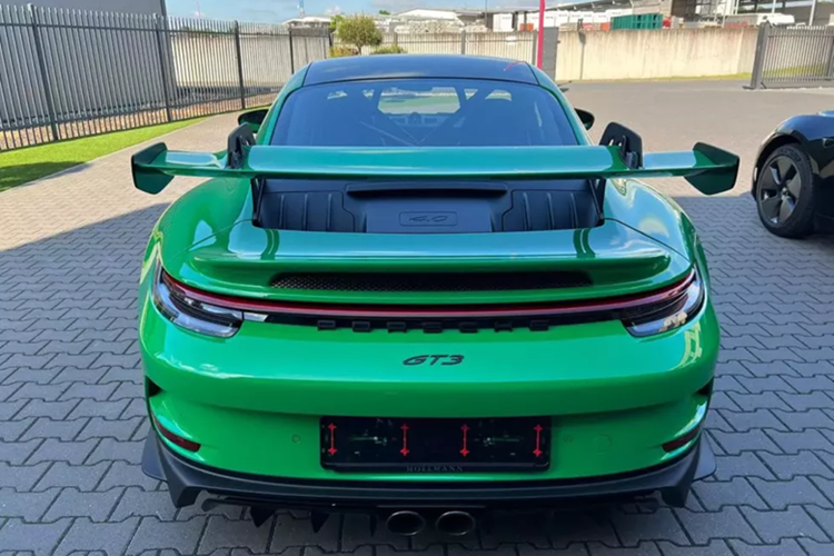 Chiếc xe Porsche 911 GT3 về Việt Nam này được quảng cáo mới 100%, xe có ngoại thất màu xanh lá cây, các thương lái đang chào bán gần 10 tỷ đồng, rẻ hơn xe chính hãng bán ra là 12,65 tỷ đồng (chưa bao gồm ra biển số trắng). Với mức giá này, xe sẽ mang biển "tây", ám chỉ các loại biển Công vụ hay Ngoại giao.