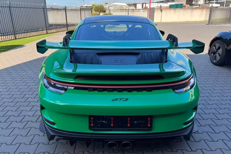 Chiếc xe Porsche 911 GT3 về Việt Nam này được quảng cáo mới 100%, xe có ngoại thất màu xanh lá cây, các thương lái đang chào bán gần 10 tỷ đồng, rẻ hơn xe chính hãng bán ra là 12,65 tỷ đồng (chưa bao gồm ra biển số trắng). Với mức giá này, xe sẽ mang biển "tây", ám chỉ các loại biển Công vụ hay Ngoại giao.