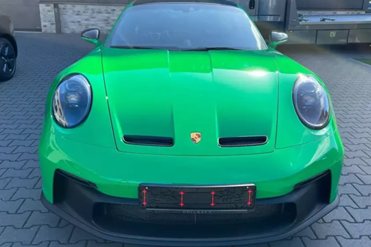 Sau gần 3 năm im ắng việc nhập các siêu xe về nước, mới đây, các công ty nhập khẩu tư nhân đã liên tục chào mời các đại gia Việt nhiều mẫu xe đẹp mắt, 1 trong số đó có siêu xe đường phố Porsche 911 GT3 bản thế hệ 992 đầu tiên.