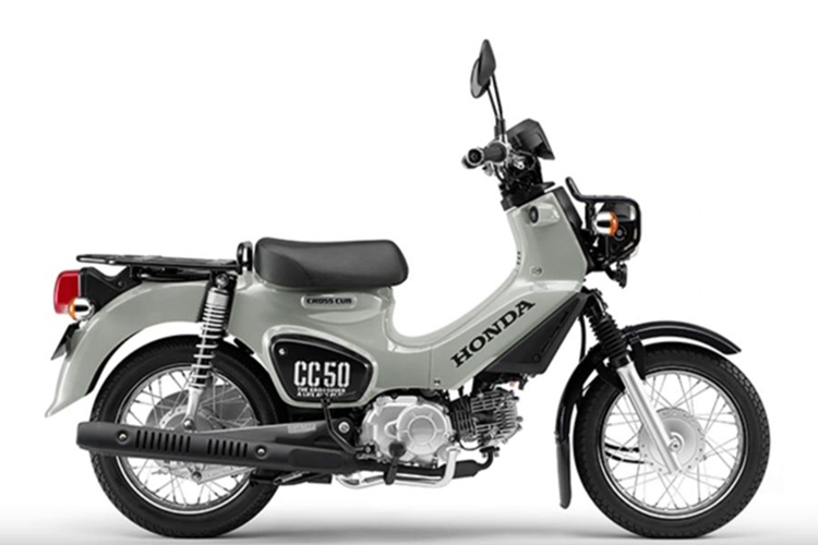 Xe được thiết kế không có cánh bửng (yếm) 2 bên, mang lại cảm giác như đang lái xe địa hình cỡ nhỏ. Honda Cross Cub 50 có bộ khung kiểu backbone bền bỉ, đi kèm hệ thống giảm xóc trước kiểu ống lồng, giảm xóc đôi lò xo ở phía sau và bộ phanh tang trống truyền thống.