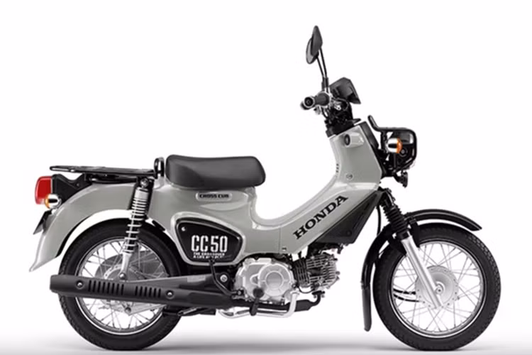 Xe được thiết kế không có cánh bửng (yếm) 2 bên, mang lại cảm giác như đang lái xe địa hình cỡ nhỏ. Honda Cross Cub 50 có bộ khung kiểu backbone bền bỉ, đi kèm hệ thống giảm xóc trước kiểu ống lồng, giảm xóc đôi lò xo ở phía sau và bộ phanh tang trống truyền thống.