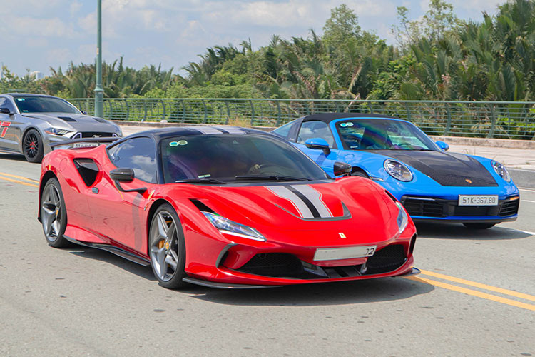 Tại thị trường Việt Nam, khi mới ra mắt tuỳ vào trang bị mà giá xe Ferrari F8 Tributo sẽ có mức bán hơn 23 tỷ đồng hoặc thậm chí là lên đến 28 tỷ đồng. Tuy nhiên, chiếc xe trong bài viết này còn sở hữu nhiều trang bị đắt tiền khác...