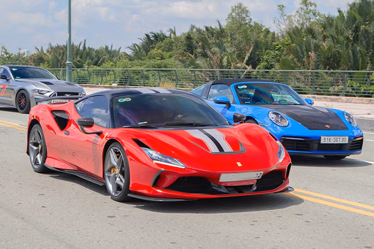 Tại thị trường Việt Nam, khi mới ra mắt tuỳ vào trang bị mà giá xe Ferrari F8 Tributo sẽ có mức bán hơn 23 tỷ đồng hoặc thậm chí là lên đến 28 tỷ đồng. Tuy nhiên, chiếc xe trong bài viết này còn sở hữu nhiều trang bị đắt tiền khác...