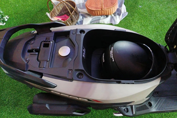 Mẫu xe tay ga này sở hữu hàng loạt tiện ích hiện đại như: chìa khóa thông minh, cổng sạc điện thoại di động, móc treo đồ đôi, bảng đồng hồ kỹ thuật số (dành cho phiên bản cao cấp), hệ thống Answer Back System, đèn báo nguy hiểm, Y-Connect, hệ thống Start/Stop System (SSS) giúp tiết kiệm nhiên liệu.