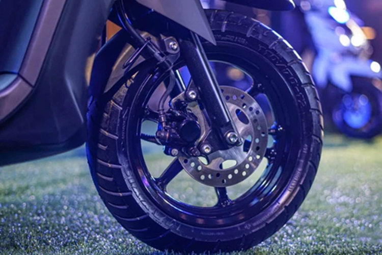 Yamaha Gear Ultima 125 Hybrid gây ấn tượng với ngoại hình nhỏ gọn nhưng vẫn cực kỳ trẻ trung, năng động. Đầu xe được trang bị cụm đèn pha LED hiện đại xếp chồng lên nhau, đèn xi nhan được đặt thấp hơn một chút và tích hợp vào yếm xe tạo nên vẻ ngoài liền mạch.