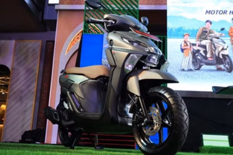 Xe ga Yamaha Gear Ultima 125 Hybrid 2025 sở hữu kích thước tổng thể dài x rộng x cao lần lượt là 1.850 x 685 x 1.075 mm, chiều dài cơ sở 1.280mm, trọng lượng chỉ 95 kg. Xe có chiều cao yên 750 mm, khoảng sáng gầm 135 mm và dung tích bình xăng 5,1 lít.