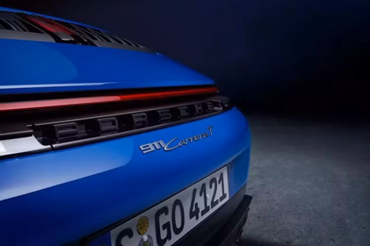 Vô lăng, tay vịn cửa, nắp bảng điều khiển trung tâm, các khu vực của bảng điều khiển, miếng đệm đầu gối trên đường hầm trung tâm, tấm ốp hông phía sau và phần trên của tấm ốp cửa được bọc bằng da Club. Porsche cũng đã bọc đệm ghế trước và sau bằng cùng một chất liệu hoàn thiện màu đen Basalt.