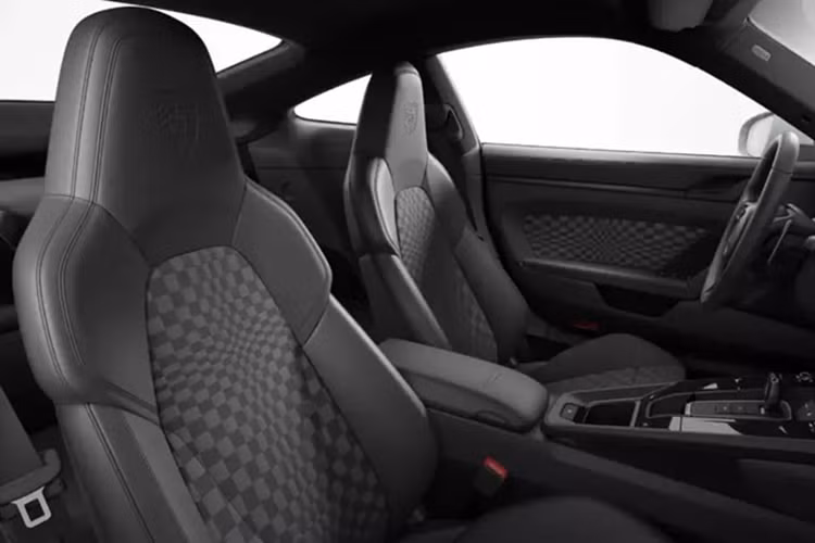 Cụ thể, Porsche hiện cũng cung cấp vải Pasha này cho phần còn lại của dòng xe 911 Carrera, mặc dù nó chỉ có màu đen và bạc tối, thay vì màu vàng như của Spirit 70.