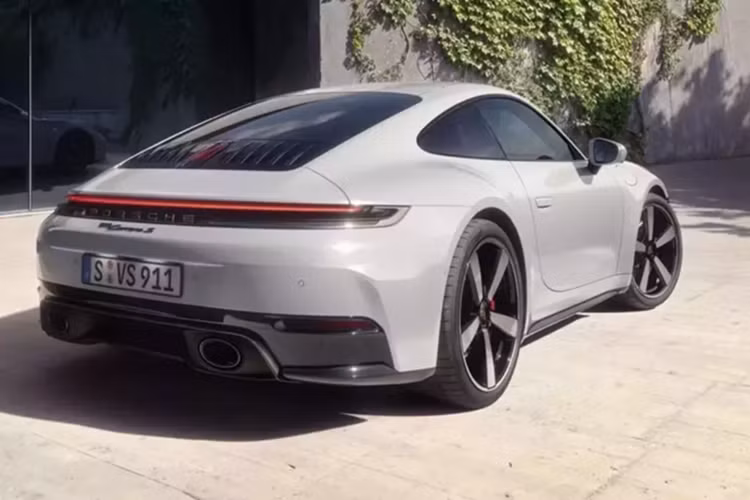 Vải Pasha sau đó được thêm vào cả phần giữa ghế trước và sau, các phần của tấm ốp cửa và bên trong hộp đựng găng tay. Đường khâu màu xám đá phiến tạo thêm nét tinh tế cho phần trên của bảng điều khiển, phần trên của tấm ốp cửa, tấm ốp hông phía sau và ghế trước và sau.