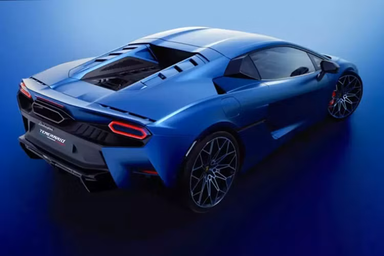 R8 vẫn được sản xuất từ năm 2006 đến năm 2024, bán được tổng cộng 45.949 chiếc. Thế hệ đầu tiên có liên quan về mặt cơ khí với Lamborghini Gallardo, trong khi thế hệ thứ hai là anh em với Huracan. Cả hai đều có hệ truyền động V10 hút khí tự nhiên, đứng đầu danh sách xe của Audi Sport.