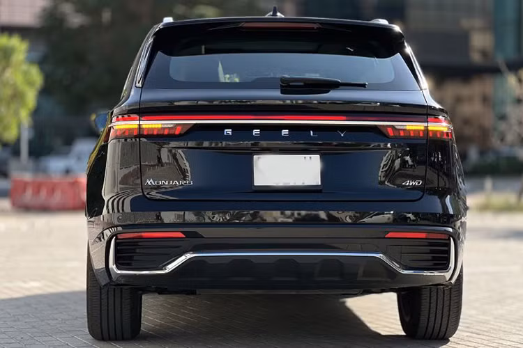 Geely Xingyue L trang bị khối động cơ tăng áp 2.0L 4 xi-lanh, cho ra 2 mức công suất là 215 mã lực và 235 mã lực, tương ứng với đó là momen xoắn cực đại 325 Nm và 380 Nm. Xe có 5 chế độ lái gồm: Eco, Normal, Sport, Snow, Offroad. Khả năng tăng tốc từ 0 - 100 km/h trong 7,7 giây.