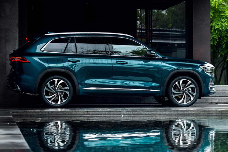 Không chỉ vậy, theo thông tin từ tư vấn viên bán hàng, Geely dự định cho ra mắt thêm ít nhất ba mẫu xe khác, thuộc nhiều phân khúc và tầm giá khác nhau. Trong đó, nổi bật nhất là mẫu Geely Monjaro 2025 mới (còn có tên gọi khác là Xingyue L tại Trung Quốc).