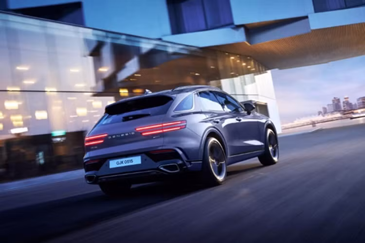 Bản GV70 2.5T Sport Prestige thể thao sẽ có thêm bàn đạp hợp kim, bảng điều khiển bọc da nhân tạo, chìa khóa kỹ thuật số và hệ thống điều hòa ba vùng. Bản GV70 3.5T Sport Advanced sẽ sở hữu các tiện ích là sự kết hợp của hai phiên bản Advanced và Sport Prestige.