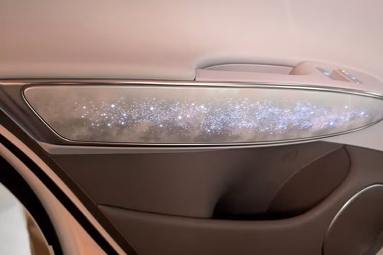 Genesis GV70 2.5T Select bản cao cấp hơn sẽ được bổ sung thêm sạc điện thoại không dây, cửa sổ trời toàn cảnh, vô-lăng chỉnh điện bốn hướng và gương gập điện tích hợp logo Genesis chiếu xuống mặt đất.