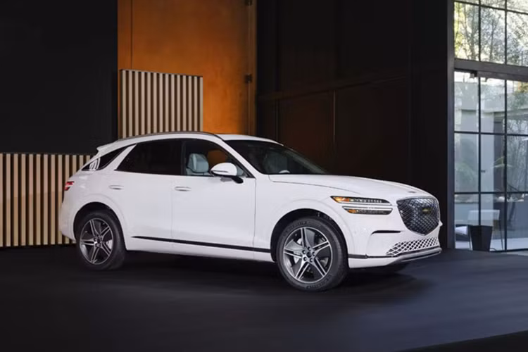 Thứ nhất là động cơ tăng áp 2.5L bốn xi-lanh, sản sinh công suất 300 mã lực và mô-men xoắn 421 Nm, đi kèm hộp số tự động 8 cấp và hệ dẫn động bốn bánh tiêu chuẩn. Thứ hai là động cơ V6 3.5L tăng áp kép, sản sinh công suất 375 mã lực và mô-men xoắn 530 Nm, đi kèm hộp số tự động tám cấp và hệ dẫn động AWD tiêu chuẩn.