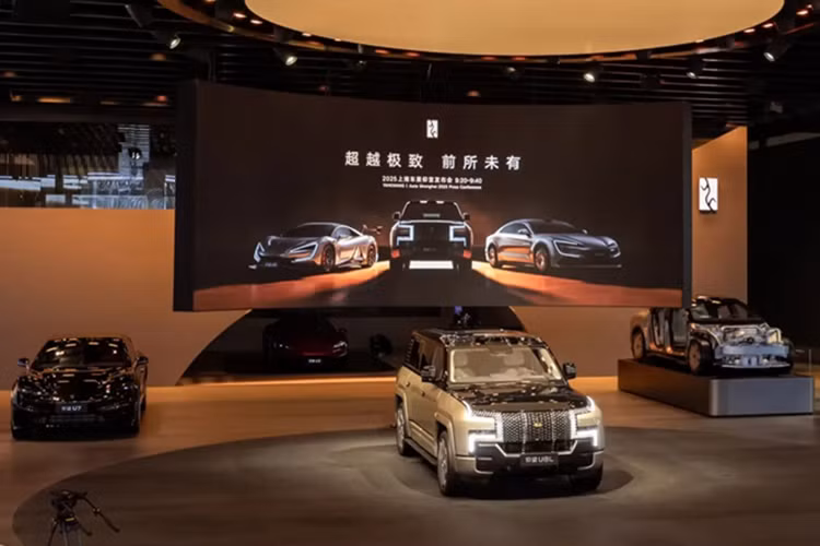 Đây là phiên bản kéo dài của U8 bản Luxury Edition, được định vị trong phân khúc SUV hạng sang cỡ lớn dành cho khách hàng ưu tiên không gian, tiện nghi và đẳng cấp vượt trội. Điểm nâng cấp đáng chú ý nhất của Yangwang U8L 2025 siêu sang nằm ở phần kích thước.