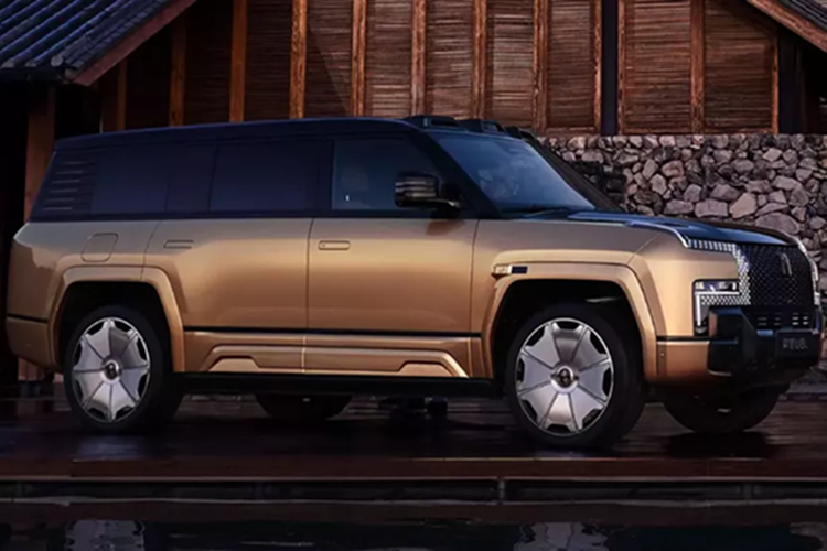 Hệ thống treo thủy lực thông minh DiSus-P cũng được trang bị, giúp xe giữ được các khả năng đặc biệt như: nổi trên mặt nước trong tình huống khẩn cấp, di chuyển với 3 bánh khi 1 bánh bị thủng, và thậm chí xoay 360 độ tại chỗ giống xe tăng.