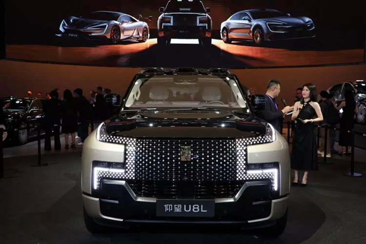 Tùy chọn này cũng có thể được áp dụng cho biểu tượng vô lăng. Xe được trang bị bộ mâm hợp kim kích thước 23 inch thiết kế 8 lỗ, không chỉ mang tính thẩm mỹ mà còn giúp giảm lực cản gió, cải thiện hiệu suất vận hành. Một điểm khác biệt đáng kể của U8L là không còn lốp dự phòng gắn ngoài như bản tiêu chuẩn.