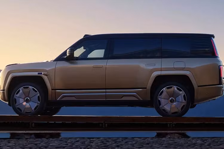 Yangwang U8L được trang bị hệ thống hỗ trợ lái tiên tiến “God’s Eye A” (DiPilot 300) với 3 cảm biến LiDAR, hỗ trợ các tính năng như điều khiển xe trên cao tốc và nội đô (NOA), đỗ xe tự động, điều khiển từ xa và hệ thống e⁴ parking.