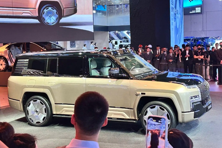 Với chiều dài vượt trội, Yangwang U8L chính thức vượt mặt các đối thủ như Range Rover và thậm chí cả Rolls-Royce Cullinan về mặt kích thước. Nhờ đó, xe có thể bố trí không gian nội thất ba hàng ghế với 6 chỗ ngồi rộng rãi, trong đó hàng ghế thứ ba hứa hẹn mang đến trải nghiệm thoải mái hiếm thấy trong phân khúc.