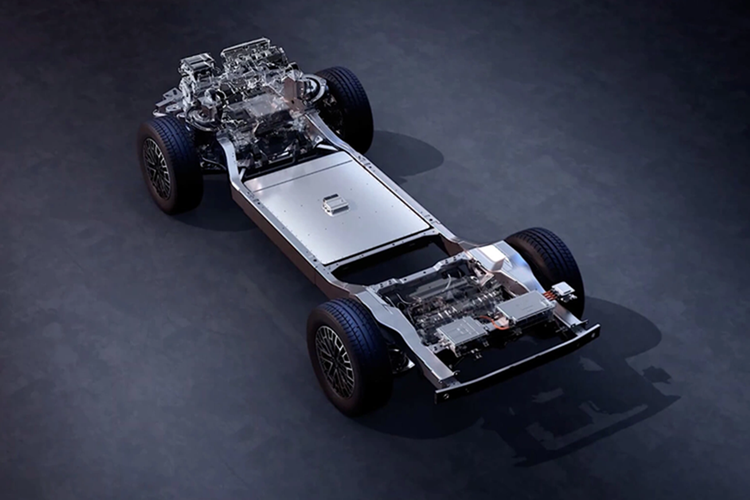 Cung cấp sức mạnh cho Yangwang U8L là hệ truyền động mở rộng phạm vi (EREV), với động cơ xăng tăng áp 2.0L đóng vai trò như máy phát điện. Nguồn điện được truyền đến 4 mô-tơ điện, cho tổng công suất 880 kW (tương đương 1.180 mã lực) và mô-men xoắn cực đại 1.280 Nm.