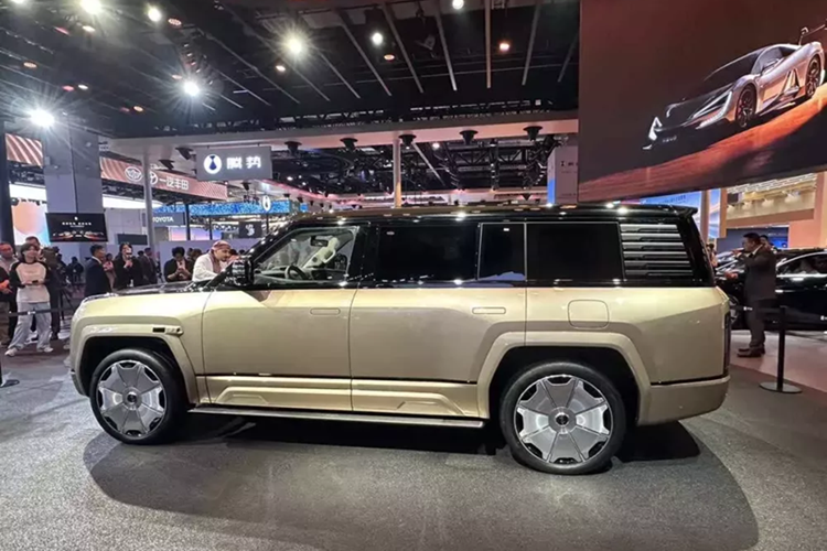 Thay vào đó, xe sở hữu cửa hậu tách đôi vận hành điện. Phần cửa trên mở lên gọn gàng, phù hợp không gian hẹp, trong khi cửa dưới khi hạ xuống có thể chịu lực lên tới 200 kg – phù hợp để sử dụng như bệ ngồi ngoài trời cho hoạt động cắm trại hay ngắm cảnh.