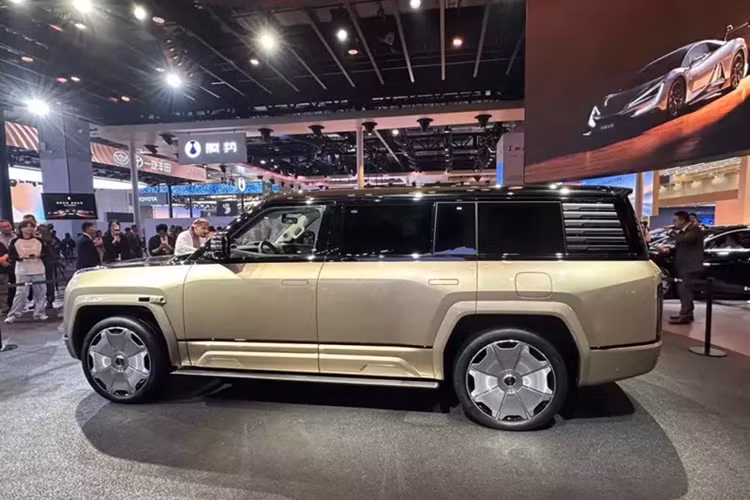 Thay vào đó, xe sở hữu cửa hậu tách đôi vận hành điện. Phần cửa trên mở lên gọn gàng, phù hợp không gian hẹp, trong khi cửa dưới khi hạ xuống có thể chịu lực lên tới 200 kg – phù hợp để sử dụng như bệ ngồi ngoài trời cho hoạt động cắm trại hay ngắm cảnh.