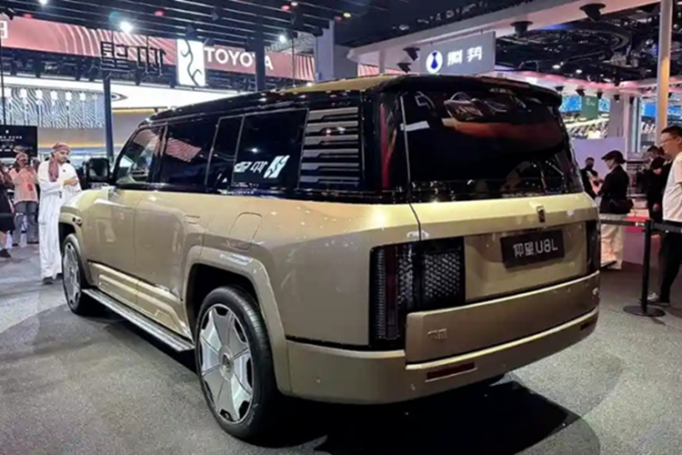 Dự kiến, Yangwang U8L sẽ chính thức mở bán tại Trung Quốc trong năm nay. Giá xe Yangwang U8L 2025 vẫn chưa được công bố, song nhiều khả năng sẽ vượt mức 1,1 triệu NDT (khoảng 3,8 tỷ đồng) của bản U8 hiện tại.