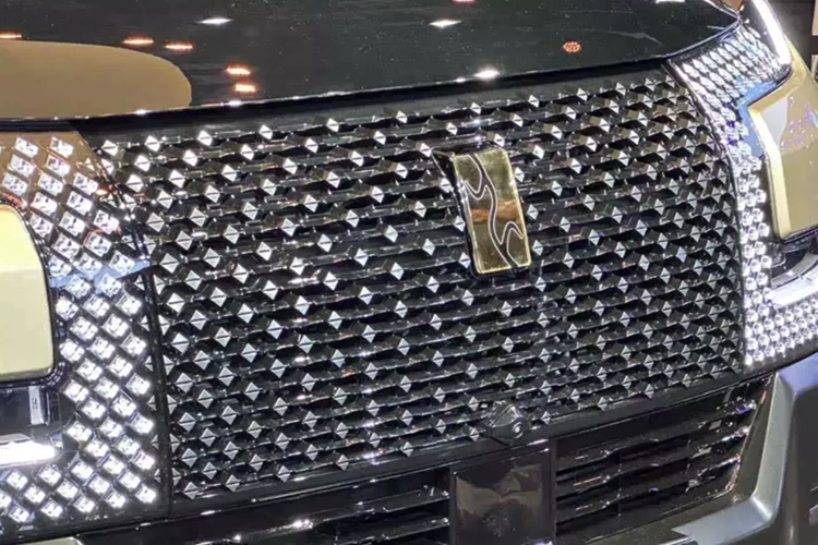 Yangwang U8L vẫn giữ thiết kế đầu xe đặc trưng của dòng U8, lấy cảm hứng từ “Đỉnh” – loại đỉnh đồng cổ đại tượng trưng cho quyền lực trong văn hóa Trung Hoa. Tuy nhiên, phiên bản mới được nâng tầm bằng nhiều chi tiết xa xỉ như: nước sơn hai tông màu “Obsidian Black / Sunstone Gold” và logo Yangwang phía trước, phía sau mạ vàng 24K.