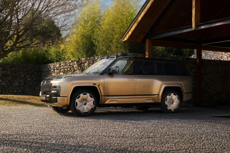 Cụm đèn hậu dạng phân mảnh đặc trưng vẫn được giữ lại, trong khi cản sau được tinh giản để tăng tính thanh lịch. Yangwang U8L tiếp tục được phát triển trên nền tảng e⁴ độc quyền của BYD với hệ dẫn động 4 mô-tơ độc lập có khả năng phân bổ mô-men xoắn chính xác từng bánh xe.