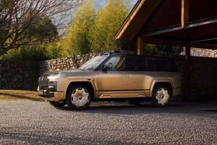 Cụm đèn hậu dạng phân mảnh đặc trưng vẫn được giữ lại, trong khi cản sau được tinh giản để tăng tính thanh lịch. Yangwang U8L tiếp tục được phát triển trên nền tảng e⁴ độc quyền của BYD với hệ dẫn động 4 mô-tơ độc lập có khả năng phân bổ mô-men xoắn chính xác từng bánh xe.