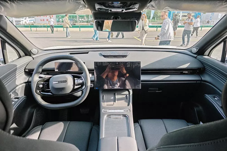 Tính năng độc đáo nhất của Omoda C7 SHS chính là màn hình cảm ứng trung tâm 15,6 inch có thể trượt sang phải để hành khách phía trước sử dụng. Đây là tính năng khá hiếm thấy trên các mẫu xe hiện nay.