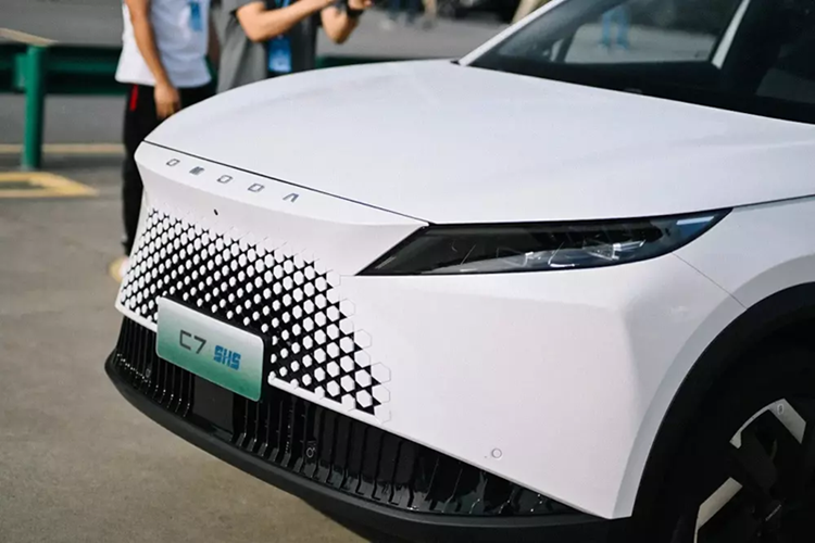 Là đối thủ của BYD Sealion 6 DM-i mới ra mắt ở Việt Nam, Omoda C7 SHS sở hữu kích thước dài x rộng x cao lần lượt 4.660 x 1.875 x 1.670 mm. Tuy nhiên, xe trông nhỏ gọn hơn so với kích thước thật. Phải dành lời khen cho các nhà thiết kế của Omoda bởi C7 SHS có phong cách thiết kế nổi bật so với nhiều mẫu xe Trung Quốc khác.