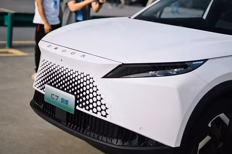 Là đối thủ của BYD Sealion 6 DM-i mới ra mắt ở Việt Nam, Omoda C7 SHS sở hữu kích thước dài x rộng x cao lần lượt 4.660 x 1.875 x 1.670 mm. Tuy nhiên, xe trông nhỏ gọn hơn so với kích thước thật. Phải dành lời khen cho các nhà thiết kế của Omoda bởi C7 SHS có phong cách thiết kế nổi bật so với nhiều mẫu xe Trung Quốc khác.