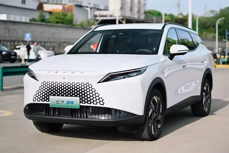 Tổng phạm vi hoạt động của xe sau khi sạc đầy pin và đổ đầy xăng đạt 1.258 km. Người dùng có thể sạc pin cho xe thông qua cổng sạc nằm ở chắn bùn phía sau bên phải. Ngoài phiên bản hybrid sạc điện, Omoda C7 cũng có bản dùng động cơ đốt trong truyền thống. Đáng tiếc là giá xe Omoda C7 PHEV vẫn chưa được hé lộ.