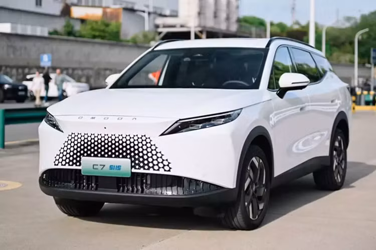 Tổng phạm vi hoạt động của xe sau khi sạc đầy pin và đổ đầy xăng đạt 1.258 km. Người dùng có thể sạc pin cho xe thông qua cổng sạc nằm ở chắn bùn phía sau bên phải. Ngoài phiên bản hybrid sạc điện, Omoda C7 cũng có bản dùng động cơ đốt trong truyền thống. Đáng tiếc là giá xe Omoda C7 PHEV vẫn chưa được hé lộ.