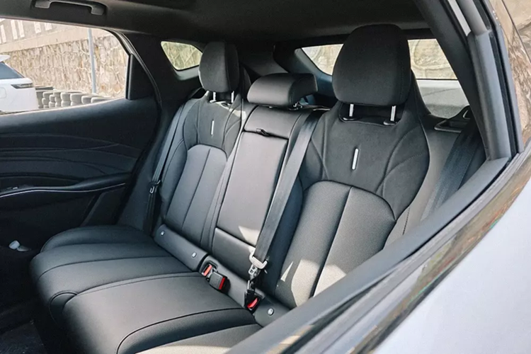 Các trang bị tiện nghi đáng chú ý khác của xe bao gồm hỗ trợ Apple CarPlay/Android Auto, ghế trước thông gió, ghế lái có chức năng massage, cửa sổ trời toàn cảnh, đèn viền nội thất, sạc không dây công suất 50 W và hệ thống âm thanh Sony 8 loa. Gói công nghệ an toàn chủ động ADAS cũng được trang bị cho mẫu xe này.