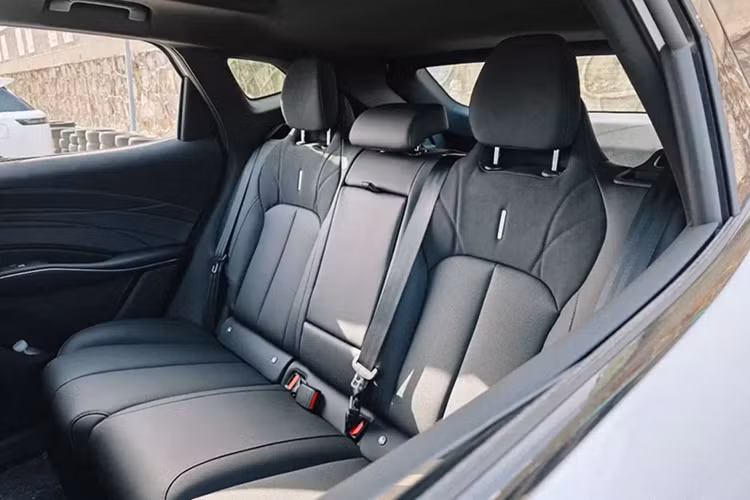 Các trang bị tiện nghi đáng chú ý khác của xe bao gồm hỗ trợ Apple CarPlay/Android Auto, ghế trước thông gió, ghế lái có chức năng massage, cửa sổ trời toàn cảnh, đèn viền nội thất, sạc không dây công suất 50 W và hệ thống âm thanh Sony 8 loa. Gói công nghệ an toàn chủ động ADAS cũng được trang bị cho mẫu xe này.