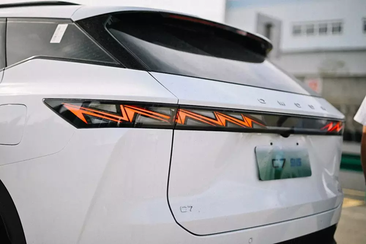 Khoang nội thất của Omoda C7 SHS được thiết kế tối giản với một vài chi tiết thú vị như vô lăng hai chấu, bảng đồng hồ kỹ thuật số 8,88 inch cùng màn hình hiển thị thông tin kính lái HUD cỡ lớn phía trên. Các cửa gió điều hòa được bố trí trên cùng của mặt táp-lô, ngay dưới loa trung tâm.