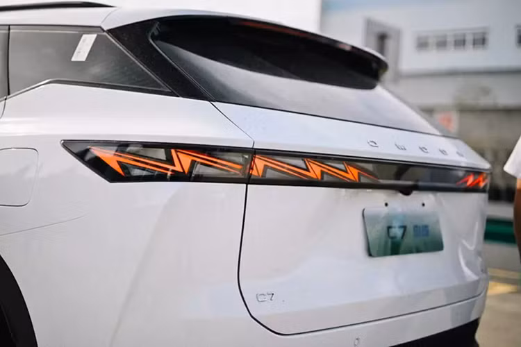 Khoang nội thất của Omoda C7 SHS được thiết kế tối giản với một vài chi tiết thú vị như vô lăng hai chấu, bảng đồng hồ kỹ thuật số 8,88 inch cùng màn hình hiển thị thông tin kính lái HUD cỡ lớn phía trên. Các cửa gió điều hòa được bố trí trên cùng của mặt táp-lô, ngay dưới loa trung tâm.