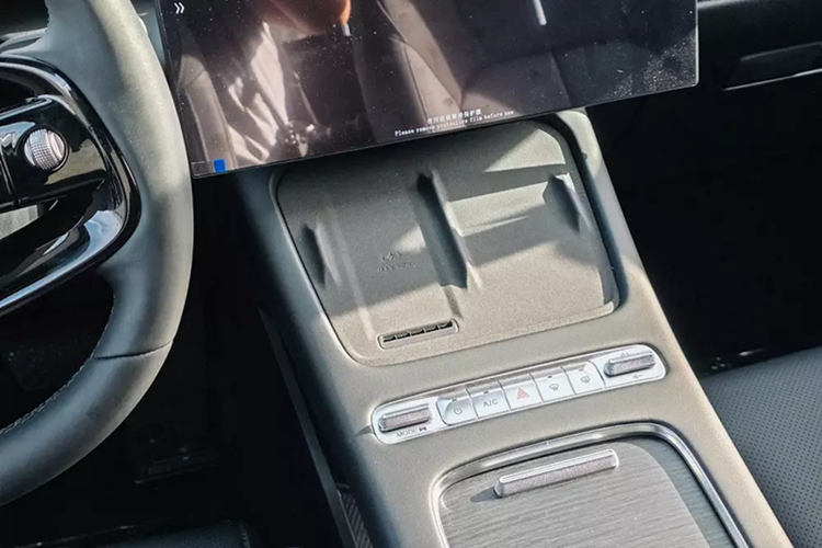 Nằm bên dưới nắp ca-pô của Omoda C7 SHS là hệ thống truyền động Super Hybrid System dùng chung với Jaecoo J7 PHEV đang bán tại Việt Nam. Hệ truyền động này bao gồm máy xăng 4 xi-lanh, tăng áp, dung tích 1.5L chuyên dành cho xe hybrid.