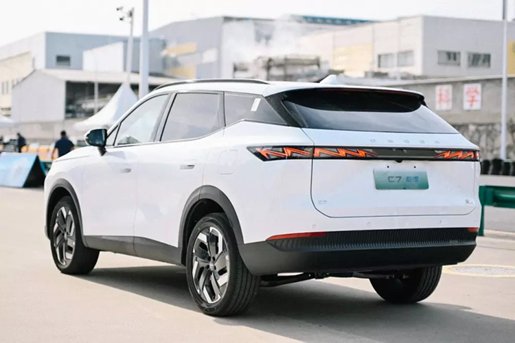 Trong đó, khu vực đầu xe đi kèm nắp ca-pô nhô về phía trước như mỏ chim, cụm đèn pha sắc sảo và lưới tản nhiệt hình học hòa lẫn vào cản trước. Lưới tản nhiệt đi kèm các mắt lưới hình lục giác, sơn cùng màu thân xe, và gợi liên tưởng đến các mẫu xe Lexus đời mới.