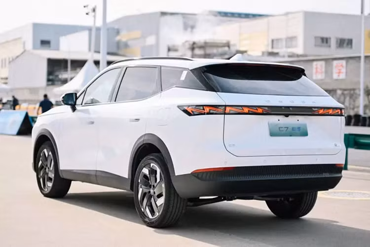 Trong đó, khu vực đầu xe đi kèm nắp ca-pô nhô về phía trước như mỏ chim, cụm đèn pha sắc sảo và lưới tản nhiệt hình học hòa lẫn vào cản trước. Lưới tản nhiệt đi kèm các mắt lưới hình lục giác, sơn cùng màu thân xe, và gợi liên tưởng đến các mẫu xe Lexus đời mới.