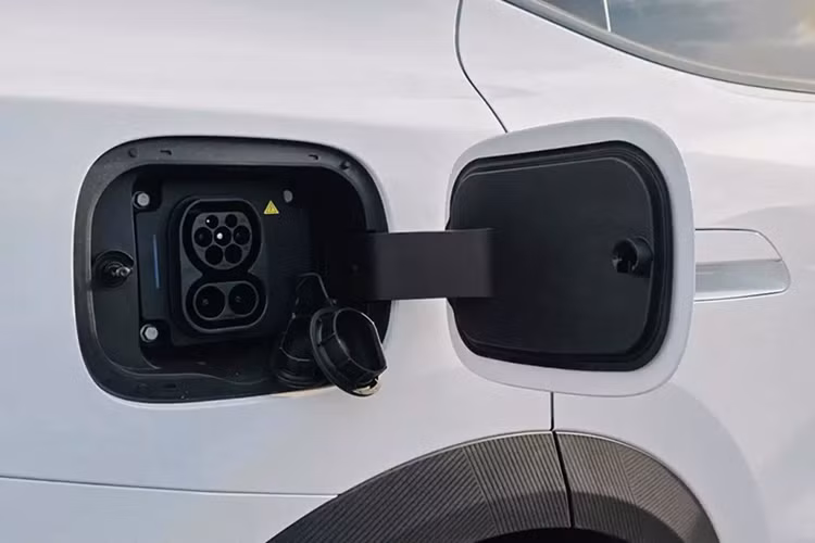 Dù mạnh hơn nhưng Omoda C7 PHEV vẫn tăng tốc từ 0-100 km/h trong 8,5 giây, tương đương với Jaecoo J7 PHEV. Xe được trang bị pin lithium-sắt-photphat (LFP) có tên Blade với dung lượng 18,3 kWh do BYD cung cấp, cho phép di chuyển thuần điện 90 km.