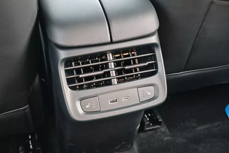 Động cơ này đã được nâng cấp nhẹ lên công suất tối đa 156 mã lực và mô-men xoắn cực đại 220 Nm. Bên cạnh đó là mô-tơ điện mạnh 204 mã lực/310 Nm và hộp số hybrid chuyên dụng một cấp (DHT). Tổng sức mạnh của hệ thống trên đạt 360 mã lực và 530 Nm, cao hơn 13 mã lực cũng như 5 Nm so với Jaecoo J7 PHEV.