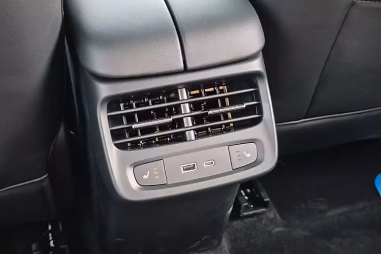 Động cơ này đã được nâng cấp nhẹ lên công suất tối đa 156 mã lực và mô-men xoắn cực đại 220 Nm. Bên cạnh đó là mô-tơ điện mạnh 204 mã lực/310 Nm và hộp số hybrid chuyên dụng một cấp (DHT). Tổng sức mạnh của hệ thống trên đạt 360 mã lực và 530 Nm, cao hơn 13 mã lực cũng như 5 Nm so với Jaecoo J7 PHEV.