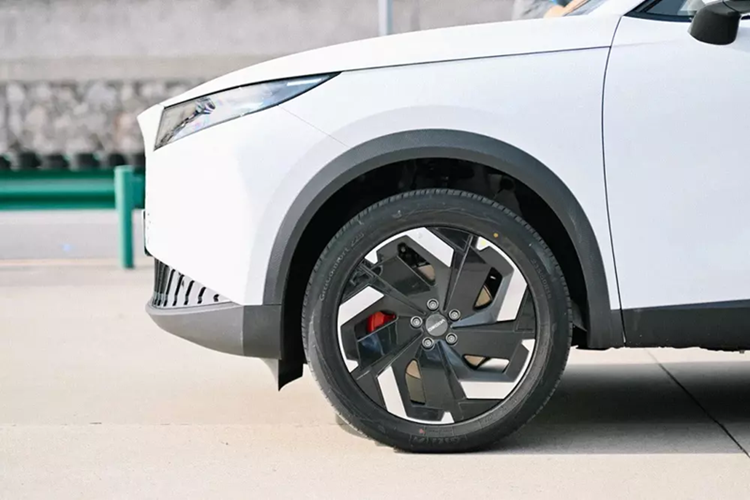 Tiếp theo đó là bộ mâm hợp kim 19 inch với thiết kế khí động lực học. Phía sau xe cũng không kém phần bắt mắt với kính hậu dốc sâu và cụm đèn hậu hình tia sét.