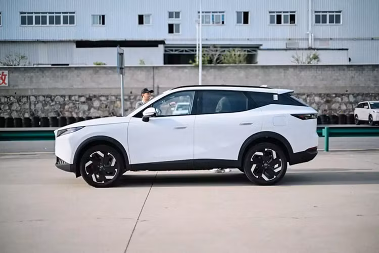 Có vẻ như mẫu xe SUV Omoda C7 SHS sẽ được bán ở nhiều thị trường Đông Nam Á trong thời gian tới, bao gồm cả Philippines. Do đó, sẽ không có gì bất ngờ nếu mẫu xe này cũng được phân phối ở Việt Nam.