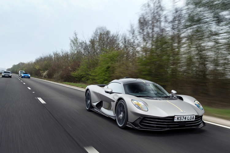 Valhalla cũng là siêu xe thừa hưởng những cái "đầu tiên" của Aston Martin như, siêu xe có động cơ đặt giữa sản xuất hàng loạt, xe hybrid cắm sạc (PHEV) đầu tiên của thương hiệu, siêu xe thương mại có khả năng chạy thuần điện.